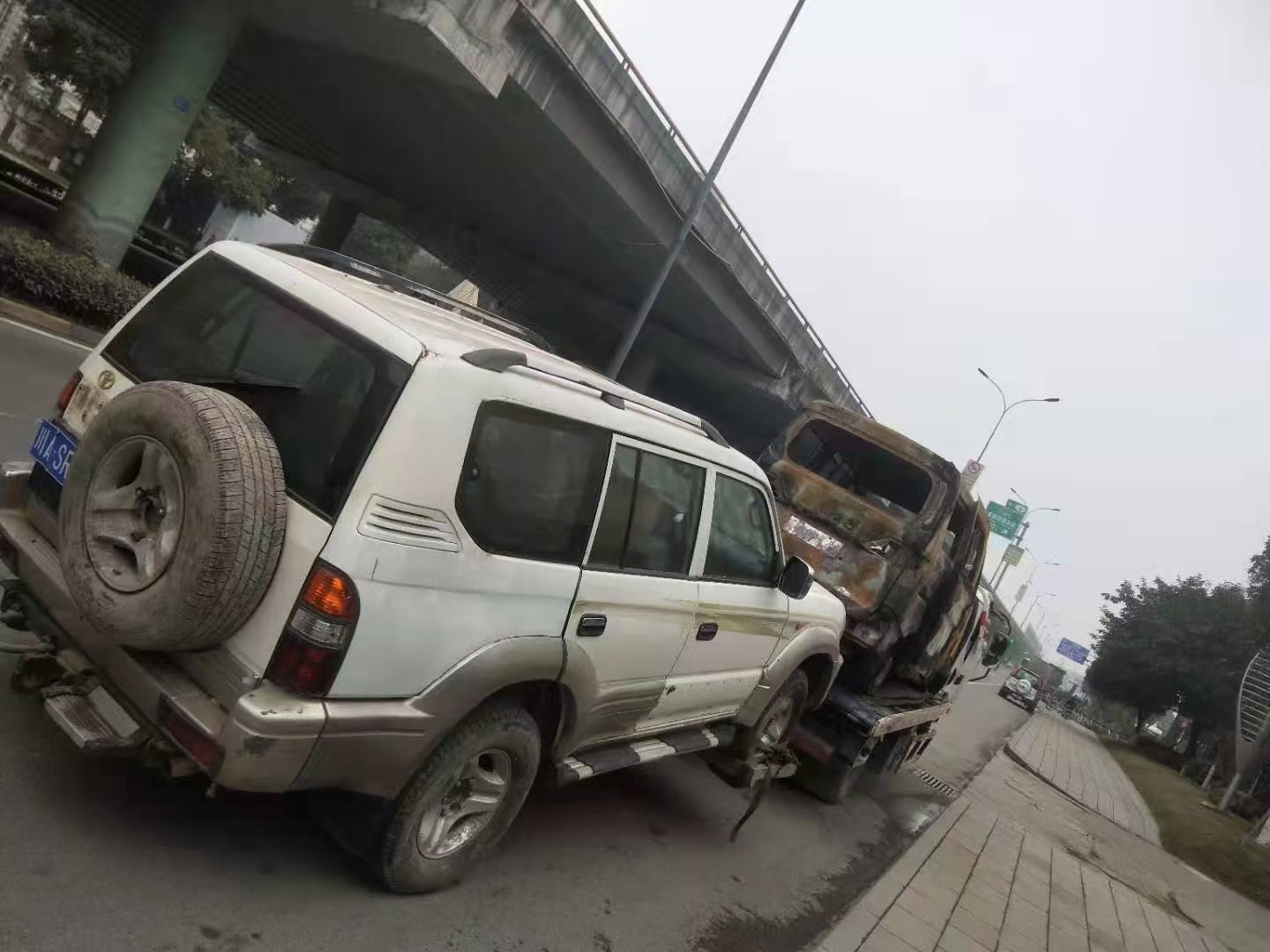 成都市報(bào)廢汽車公司拖車正確方法！